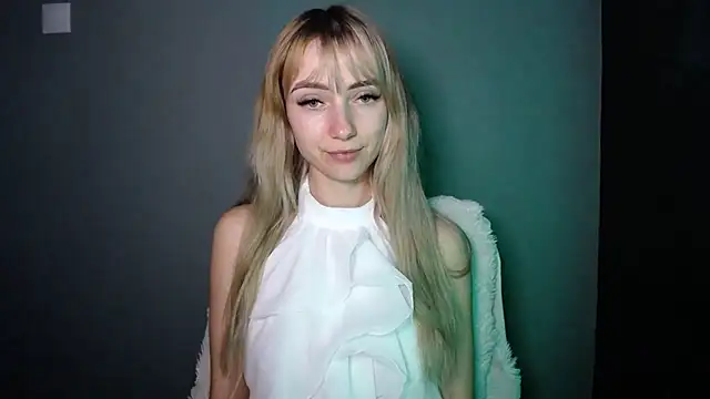 LuciaYoung online show from December 22, 2025, 7:55 pm