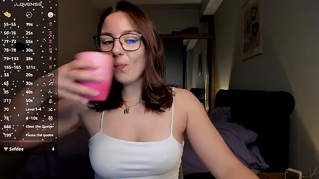 ThreeshaWhite online show from January 18, 2026, 5:55 am