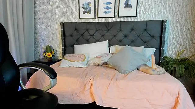 emma  smith1 online show from February 19, 2025, 6:32 pm