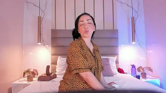 LIAH IZUMI online show from December 1, 2025, 7:41 pm