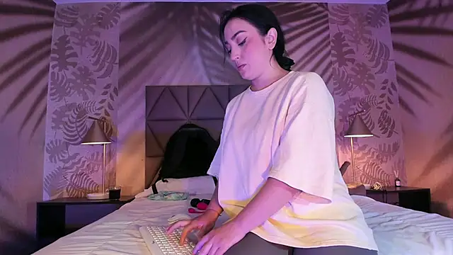 LIAH IZUMI online show from February 25, 2026, 1:21 pm