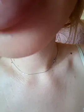 Snapshot of Elza_kom chatting on November 3, 2025, 2:24 am Elza kom online show from November 3, 2025, 2:24 am