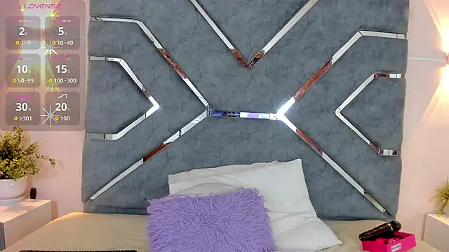 LucciaPorter online show from April 10, 2026, 1:49 pm