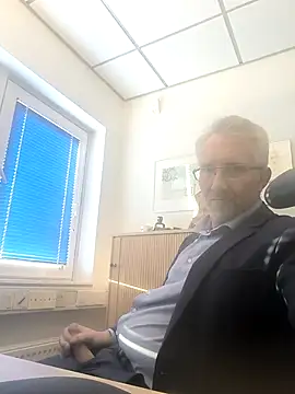 tom-swede online show from March 18, 2025, 4:04 pm