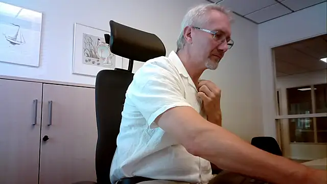 Snapshot of tom-swede chatting on July 17, 2026, 11:39 am tom-swede online show from July 17, 2026, 11:39 am