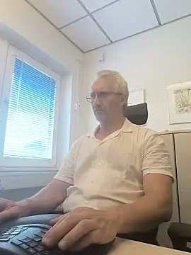 Snapshot of tom-swede chatting on July 24, 2026, 1:31 pm tom-swede online show from July 24, 2026, 1:31 pm