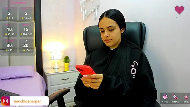 ChloeHarper  online show from November 5, 2025, 1:11 pm