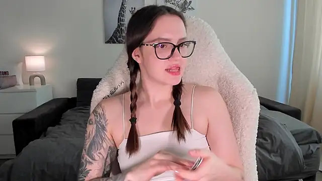 Sonia moon  online show from March 22, 2025, 5:39 am