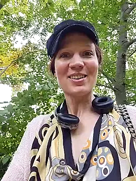 Snapshot of Exhibitionsplit chatting on October 15, 2025, 12:05 pm Exhibitionsplit online show from October 15, 2025, 12:05 pm