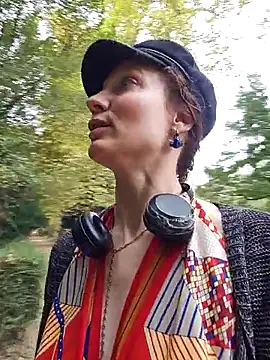 Snapshot of Exhibitionsplit chatting on October 19, 2025, 12:06 pm Exhibitionsplit online show from October 19, 2025, 12:06 pm