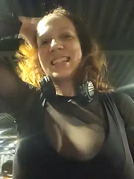 Snapshot of Exhibitionsplit chatting on October 29, 2025, 9:27 pm Exhibitionsplit online show from October 29, 2025, 9:27 pm