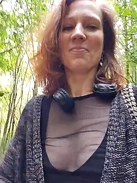 Snapshot of Exhibitionsplit chatting on October 31, 2025, 10:38 am Exhibitionsplit online show from October 31, 2025, 10:38 am