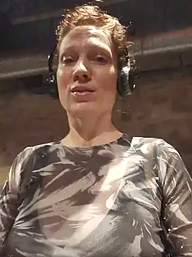 Snapshot of Exhibitionsplit chatting on November 7, 2025, 2:17 pm Exhibitionsplit online show from November 7, 2025, 2:17 pm