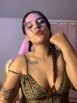 violet-333 online show from December 3, 2024, 5:09 am