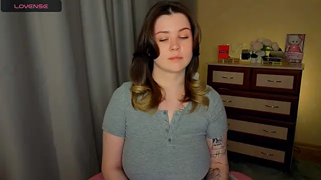 cutie mili online show from April 19, 2026, 12:04 pm