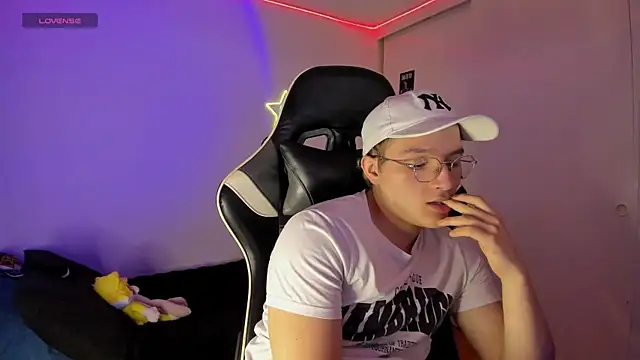 Snapshot of AustinSummerr chatting on March 18, 2025, 3:10 pm AustinSummerr online show from March 18, 2025, 3:10 pm