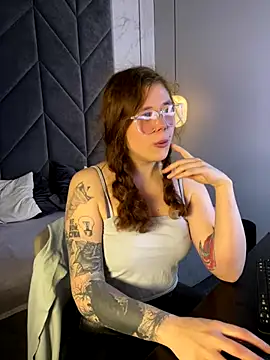 SophiePure online show from October 13, 2025, 8:42 pm