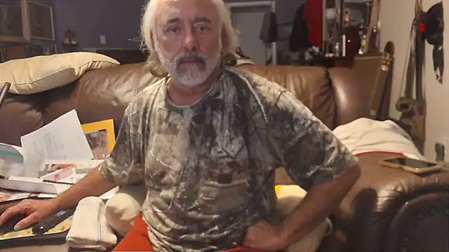 Snapshot of PincheDave4u chatting on December 30, 2024, 12:32 am PincheDave4u online show from December 30, 2024, 12:32 am