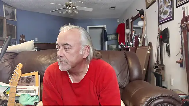 Snapshot of PincheDave4u chatting on January 15, 2025, 8:26 pm PincheDave4u online show from January 15, 2025, 8:26 pm