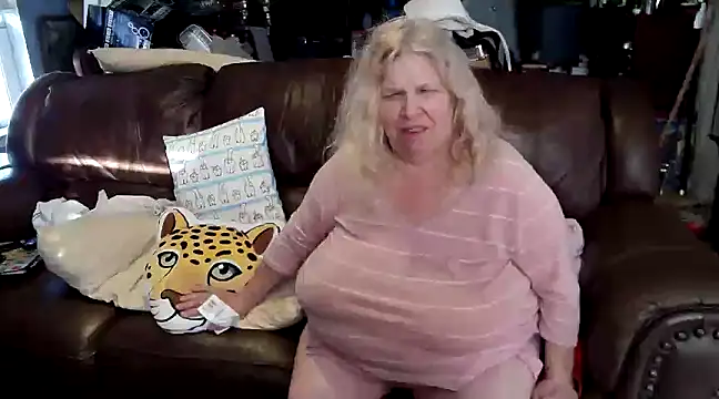 Snapshot of PincheDave4u chatting on February 15, 2025, 10:21 pm PincheDave4u online show from February 15, 2025, 10:21 pm