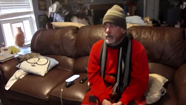 Snapshot of PincheDave4u chatting on February 18, 2025, 10:47 pm PincheDave4u online show from February 18, 2025, 10:47 pm