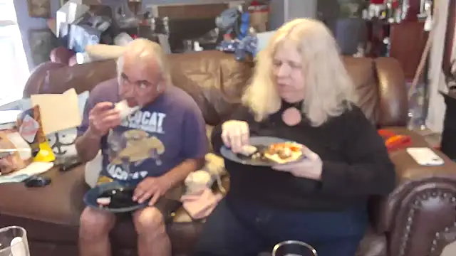 Snapshot of PincheDave4u chatting on March 4, 2025, 9:22 pm PincheDave4u online show from March 4, 2025, 9:22 pm