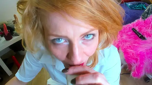 Snapshot of SquirtyAlisa chatting on October 17, 2025, 11:29 pm SquirtyAlisa online show from October 17, 2025, 11:29 pm