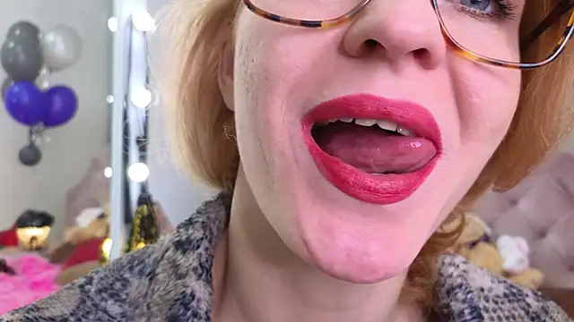 Snapshot of SquirtyAlisa chatting on October 28, 2025, 8:33 pm SquirtyAlisa online show from October 28, 2025, 8:33 pm