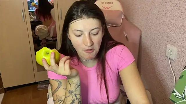 Katrin  kiss online show from February 16, 2026, 3:41 pm