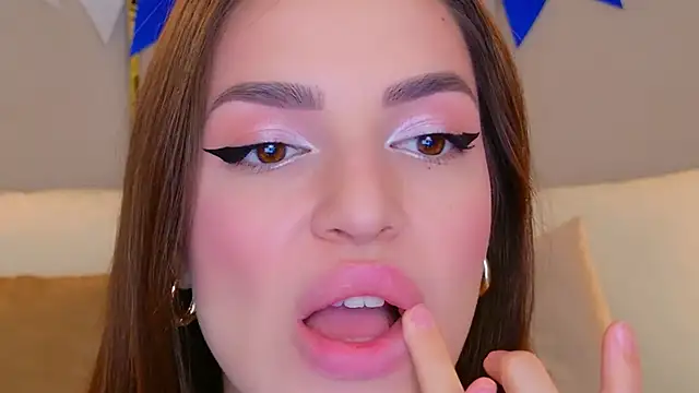 Snapshot of BellaHalles chatting on October 5, 2025, 6:12 am BellaHalles online show from October 5, 2025, 6:12 am