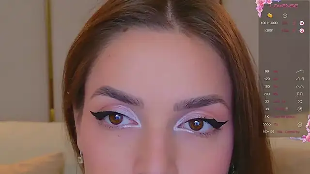 Snapshot of BellaHalles chatting on November 4, 2025, 6:01 am BellaHalles online show from November 4, 2025, 6:01 am