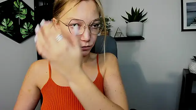 Snapshot of EmillyPlay chatting on December 4, 2024, 10:35 am EmillyPlay online show from December 4, 2024, 10:35 am