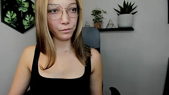 Snapshot of EmillyPlay chatting on December 6, 2024, 8:59 am EmillyPlay online show from December 6, 2024, 8:59 am