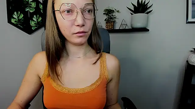 Snapshot of EmillyPlay chatting on December 13, 2024, 7:36 am EmillyPlay online show from December 13, 2024, 7:36 am