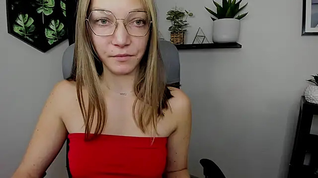 Snapshot of EmillyPlay chatting on December 14, 2024, 11:18 am EmillyPlay online show from December 14, 2024, 11:18 am