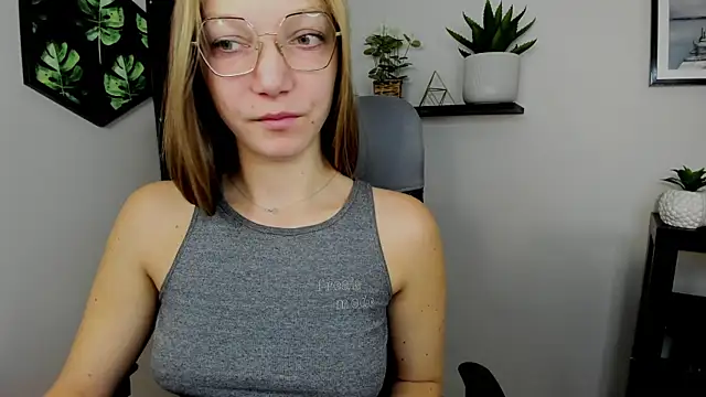 Snapshot of EmillyPlay chatting on December 17, 2024, 6:56 am EmillyPlay online show from December 17, 2024, 6:56 am