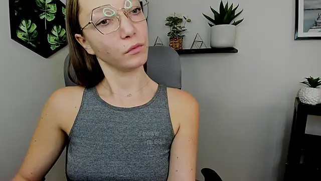 Snapshot of EmillyPlay chatting on December 17, 2024, 10:23 am EmillyPlay online show from December 17, 2024, 10:23 am
