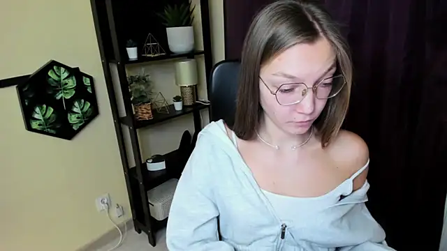 Snapshot of EmillyPlay chatting on January 16, 2025, 6:46 am EmillyPlay online show from January 16, 2025, 6:46 am