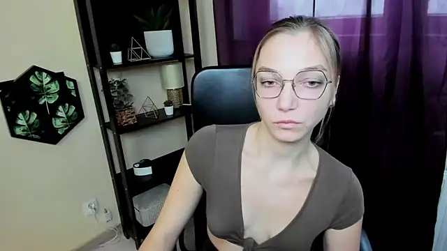 Snapshot of EmillyPlay chatting on February 14, 2025, 1:08 pm EmillyPlay online show from February 14, 2025, 1:08 pm
