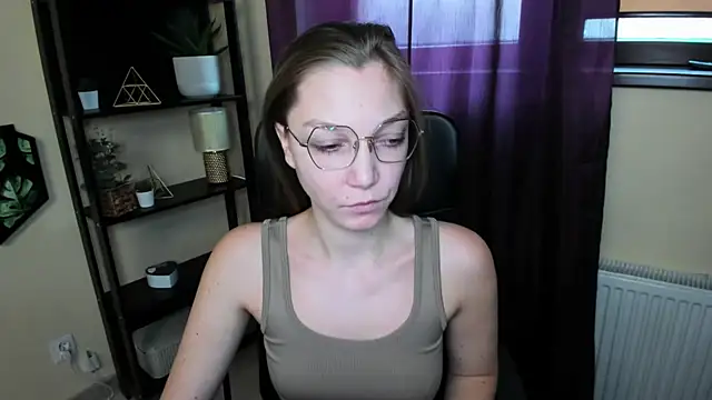 Snapshot of EmillyPlay chatting on March 10, 2025, 10:04 am EmillyPlay online show from March 10, 2025, 10:04 am