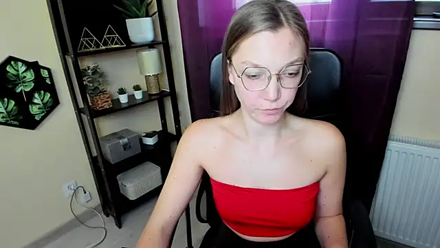Snapshot of EmillyPlay chatting on March 19, 2025, 1:18 pm EmillyPlay online show from March 19, 2025, 1:18 pm