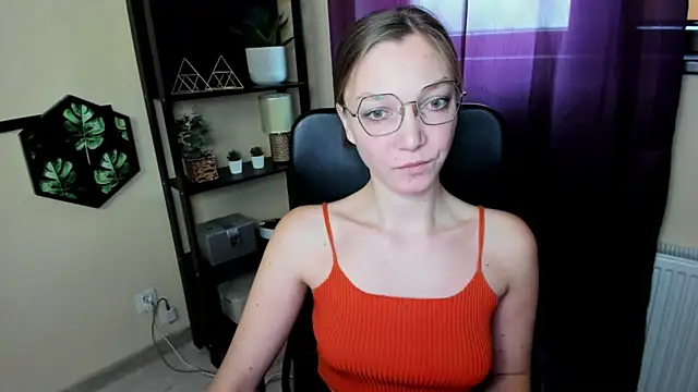 Snapshot of EmillyPlay chatting on March 21, 2025, 10:17 am EmillyPlay online show from March 21, 2025, 10:17 am