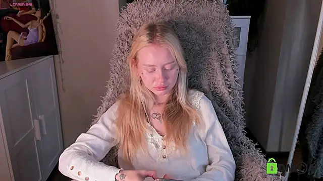 Snapshot of MalenaErnman chatting on October 4, 2025, 10:35 am MalenaErnman online show from October 4, 2025, 10:35 am