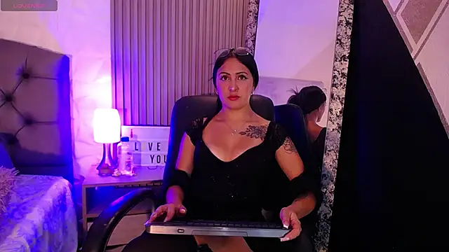 isabella smith  online show from January 30, 2025, 12:59 pm