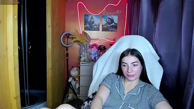 Fiery Brunette  online show from November 28, 2025, 3:14 pm