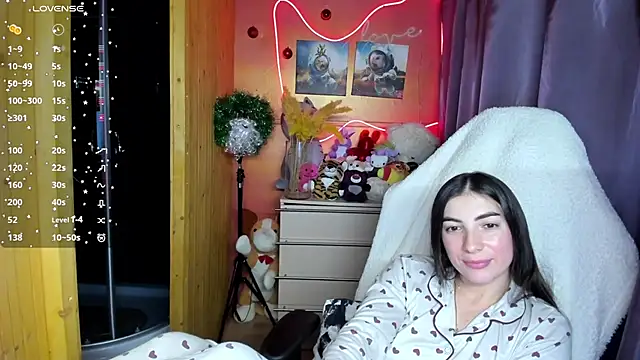 Fiery Brunette  online show from December 21, 2025, 6:37 pm