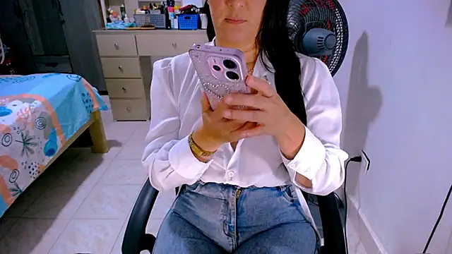 Snapshot of BitterMomXxx chatting on June 26, 2026, 4:00 pm BitterMomXxx online show from June 26, 2026, 4:00 pm