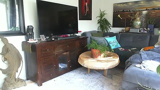 Snapshot of CeceilaMoon chatting on November 17, 2025, 7:52 pm CeceilaMoon online show from November 17, 2025, 7:52 pm