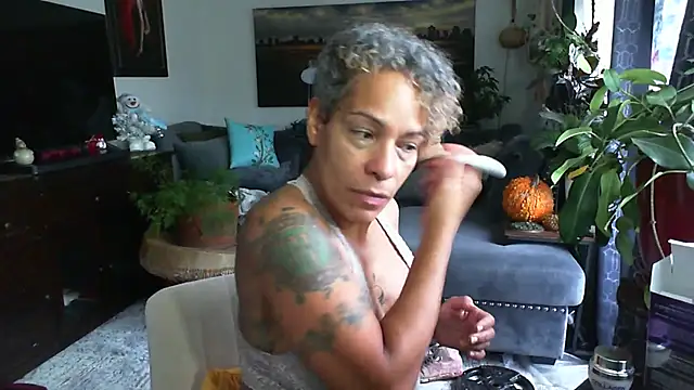 Snapshot of CeceilaMoon chatting on November 23, 2025, 2:39 pm CeceilaMoon online show from November 23, 2025, 2:39 pm