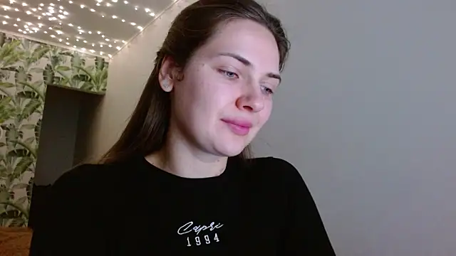 Snapshot of Olivia_shine chatting on December 10, 2024, 5:28 am Olivia shine online show from December 10, 2024, 5:28 am